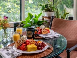 Pinecrest Bed & Breakfast -breakfast area